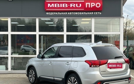 Mitsubishi Outlander III рестайлинг 3, 2019 год, 2 075 000 рублей, 3 фотография