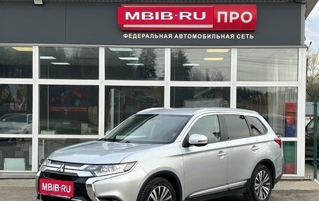 Mitsubishi Outlander III рестайлинг 3, 2019 год, 2 075 000 рублей, 2 фотография
