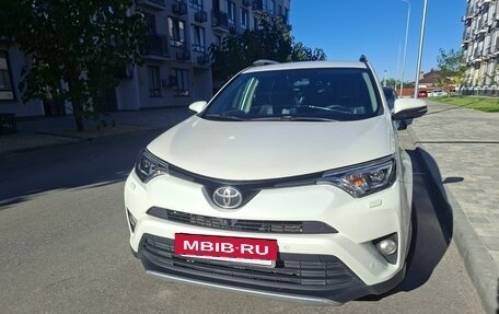 Toyota RAV4, 2015 год, 2 650 000 рублей, 2 фотография
