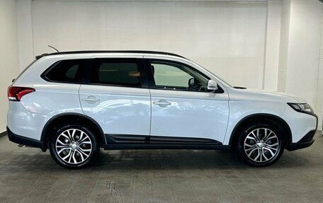 Mitsubishi Outlander III рестайлинг 3, 2016 год, 1 950 000 рублей, 23 фотография