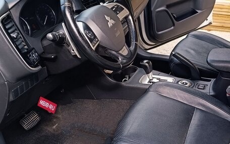 Mitsubishi Outlander III рестайлинг 3, 2012 год, 2 190 000 рублей, 15 фотография