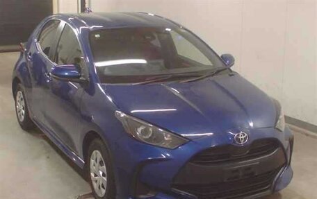 Toyota Yaris, 2022 год, 1 390 000 рублей, 2 фотография