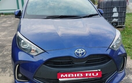 Toyota Yaris, 2022 год, 1 390 000 рублей, 3 фотография