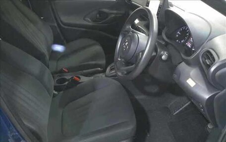 Toyota Yaris, 2022 год, 1 390 000 рублей, 10 фотография