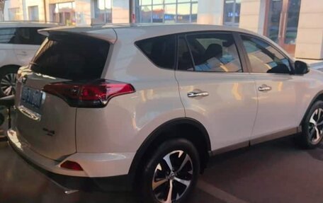 Toyota RAV4, 2018 год, 1 950 000 рублей, 4 фотография