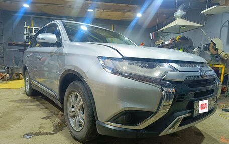 Mitsubishi Outlander III рестайлинг 3, 2019 год, 2 000 000 рублей, 3 фотография