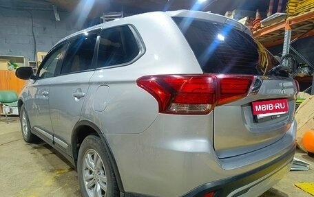 Mitsubishi Outlander III рестайлинг 3, 2019 год, 2 000 000 рублей, 5 фотография