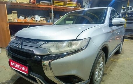 Mitsubishi Outlander III рестайлинг 3, 2019 год, 2 000 000 рублей, 2 фотография