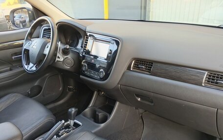 Mitsubishi Outlander III рестайлинг 3, 2015 год, 1 843 000 рублей, 11 фотография