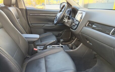 Mitsubishi Outlander III рестайлинг 3, 2015 год, 1 843 000 рублей, 12 фотография