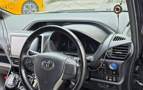 Toyota Voxy III, 2018 год, 2 650 000 рублей, 5 фотография