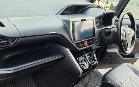 Toyota Voxy III, 2018 год, 2 650 000 рублей, 7 фотография