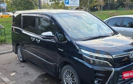 Toyota Voxy III, 2018 год, 2 650 000 рублей, 2 фотография