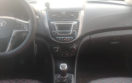 Hyundai Solaris II рестайлинг, 2015 год, 865 000 рублей, 3 фотография