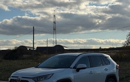 Toyota RAV4, 2020 год, 3 200 000 рублей, 2 фотография