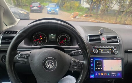 Volkswagen Touran III, 2011 год, 1 100 000 рублей, 18 фотография