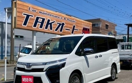 Toyota Voxy III, 2021 год, 2 250 000 рублей, 1 фотография