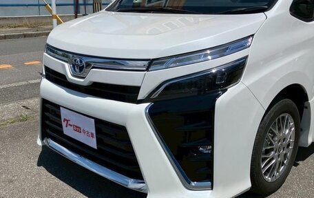 Toyota Voxy III, 2021 год, 2 250 000 рублей, 5 фотография