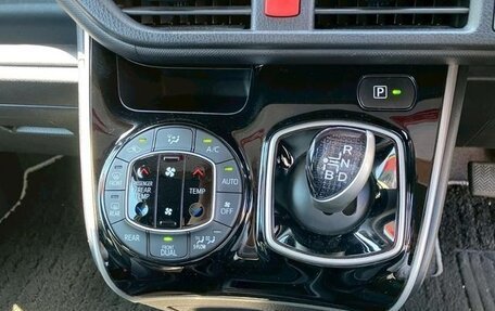 Toyota Voxy III, 2021 год, 2 250 000 рублей, 10 фотография