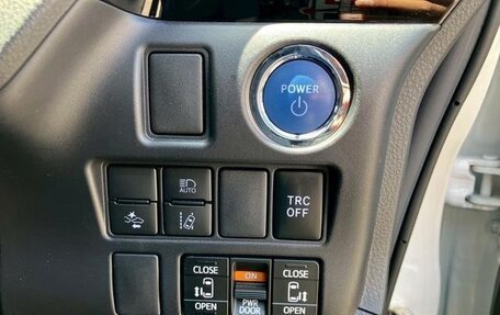 Toyota Voxy III, 2021 год, 2 250 000 рублей, 11 фотография
