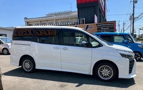 Toyota Voxy III, 2021 год, 2 250 000 рублей, 7 фотография