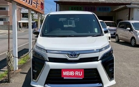Toyota Voxy III, 2021 год, 2 250 000 рублей, 2 фотография