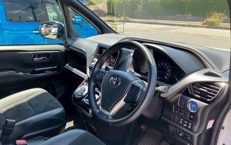 Toyota Voxy III, 2021 год, 2 250 000 рублей, 16 фотография