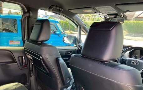 Toyota Voxy III, 2021 год, 2 250 000 рублей, 19 фотография