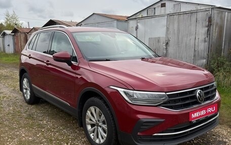 Volkswagen Tiguan II, 2020 год, 2 850 000 рублей, 2 фотография