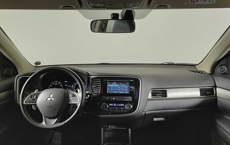 Mitsubishi Outlander III рестайлинг 3, 2014 год, 1 800 000 рублей, 17 фотография