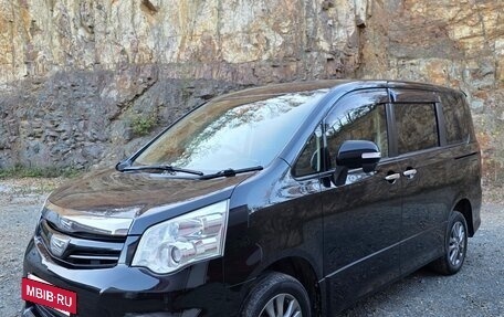 Toyota Noah III, 2013 год, 1 420 000 рублей, 3 фотография