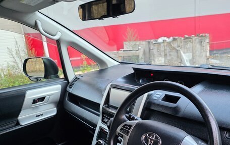 Toyota Noah III, 2013 год, 1 420 000 рублей, 11 фотография