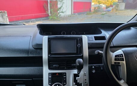 Toyota Noah III, 2013 год, 1 420 000 рублей, 9 фотография