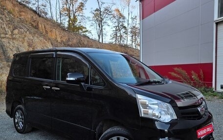 Toyota Noah III, 2013 год, 1 420 000 рублей, 1 фотография