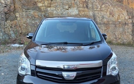 Toyota Noah III, 2013 год, 1 420 000 рублей, 2 фотография