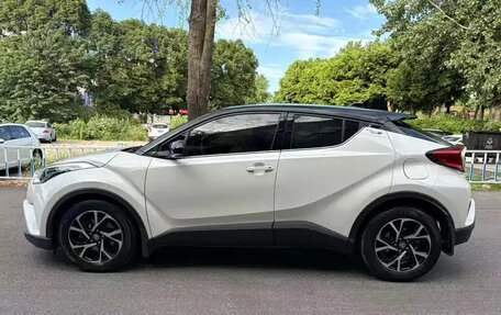 Toyota C-HR I рестайлинг, 2022 год, 1 759 000 рублей, 3 фотография