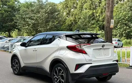 Toyota C-HR I рестайлинг, 2022 год, 1 759 000 рублей, 4 фотография