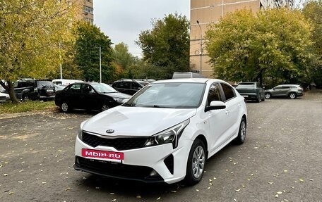 KIA Rio IV, 2021 год, 1 550 000 рублей, 2 фотография