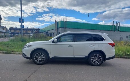 Mitsubishi Outlander III рестайлинг 3, 2016 год, 1 900 000 рублей, 4 фотография