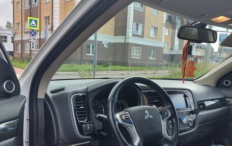 Mitsubishi Outlander III рестайлинг 3, 2016 год, 1 900 000 рублей, 9 фотография