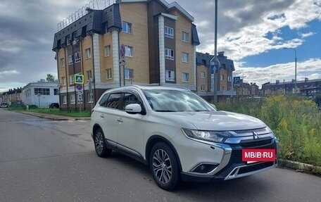 Mitsubishi Outlander III рестайлинг 3, 2016 год, 1 900 000 рублей, 10 фотография