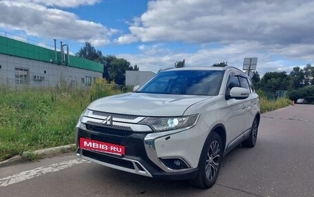 Mitsubishi Outlander III рестайлинг 3, 2016 год, 1 900 000 рублей, 3 фотография