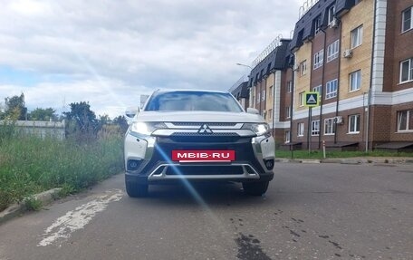 Mitsubishi Outlander III рестайлинг 3, 2016 год, 1 900 000 рублей, 12 фотография