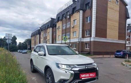 Mitsubishi Outlander III рестайлинг 3, 2016 год, 1 900 000 рублей, 2 фотография