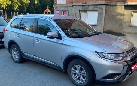 Mitsubishi Outlander III рестайлинг 3, 2019 год, 2 300 000 рублей, 1 фотография