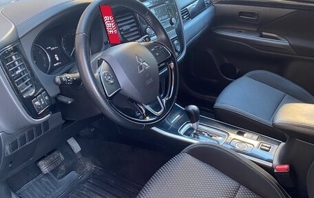 Mitsubishi Outlander III рестайлинг 3, 2019 год, 2 300 000 рублей, 3 фотография