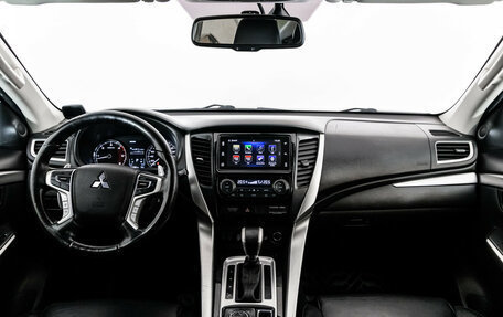 Mitsubishi Pajero Sport III рестайлинг, 2018 год, 2 599 000 рублей, 10 фотография