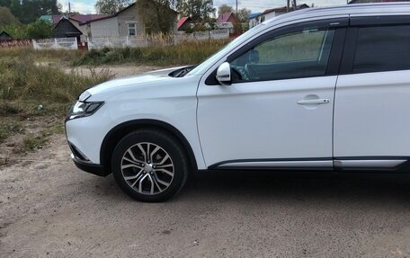 Mitsubishi Outlander III рестайлинг 3, 2016 год, 1 950 000 рублей, 6 фотография