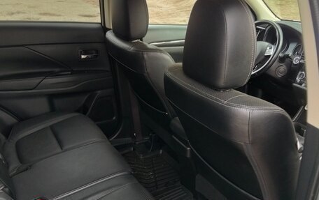 Mitsubishi Outlander III рестайлинг 3, 2016 год, 1 950 000 рублей, 13 фотография