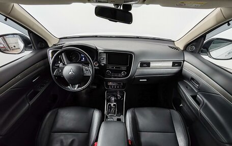 Mitsubishi Outlander III рестайлинг 3, 2019 год, 2 449 000 рублей, 19 фотография